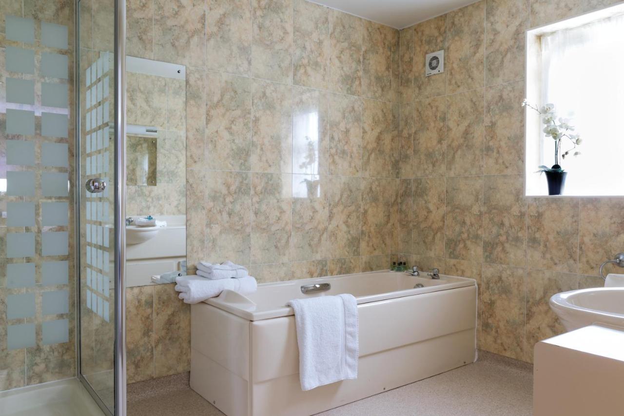 Burntwood Court Hotel Барнсли Экстерьер фото
